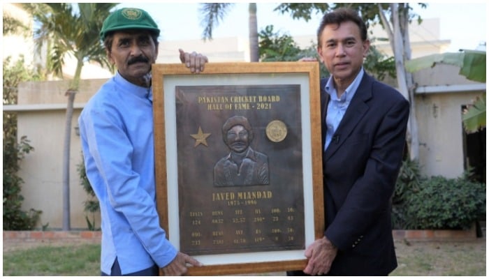 Javed Miandad receiving the plaque from Faisal Hasnain. Photo: PCB