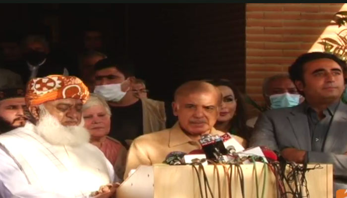 PDM chief Maulana Fazlur Rahman, PML-N President Shahbaz Sharif (C) and PPP Chairman Bilawal Bhutto Zardari address a press conference. Photo: Geo TV/ screengrab