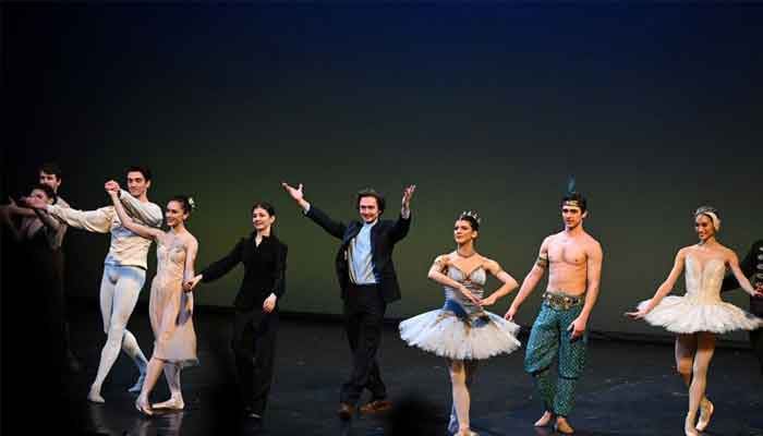 Penari balet Rusia dan Ukraina menggosok bahu di London