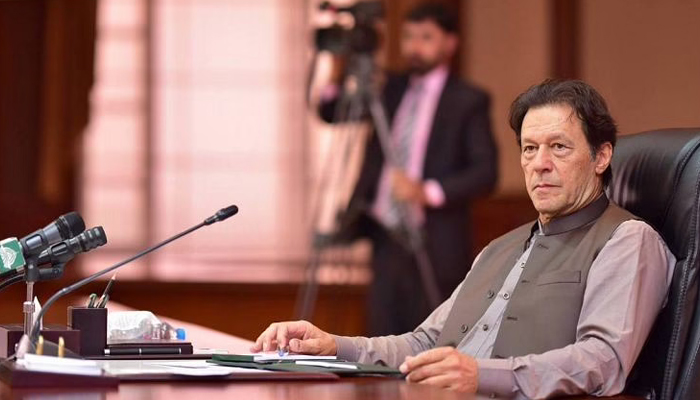 Perdana Menteri Imran Khan memimpin pertemuan di Islamabad dalam foto tak bertanggal ini.  — Facebook/ImranKhanOfficial