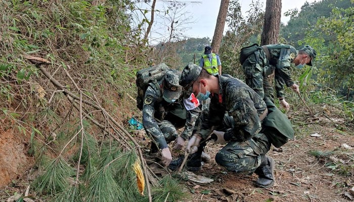 China busca víctimas y registradores de vuelo tras primer accidente aéreo en 12 años