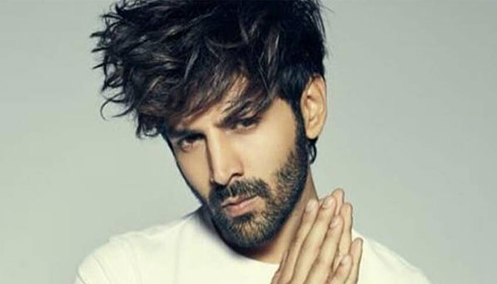 Kartik Aaryan receives ‘roses’ from excited female fans at the airport: Watch