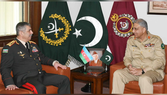 Menteri Pertahanan Azerbaijan Kolonel Jenderal Zakir Hasanov (kiri) dan Kepala Staf Angkatan Darat (COAS) Jenderal Qamar Javed Bajwa mengadakan pertemuan di Markas Besar Jenderal, pada 22 Maret 2022. — ISPR