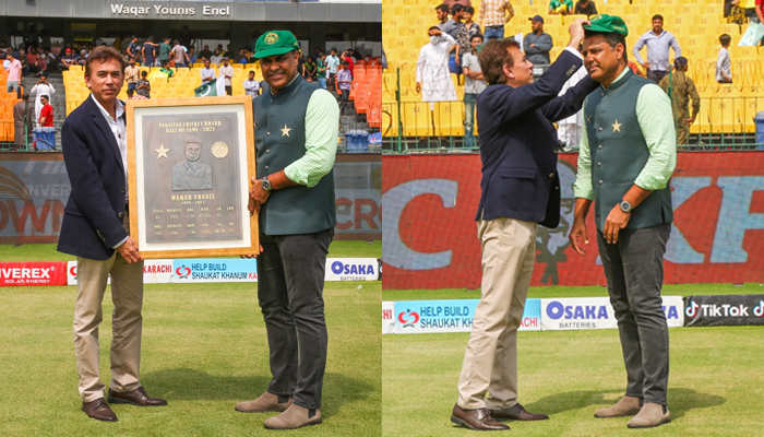 Former Pakistan captain Waqar Younis gets hiscommemorative cap and plaque atGaddafi Stadium in Lahore, on March 23, 2022. — PCB