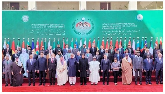 PM Imran Khan and OIC foreign ministers pose for a picture at the 17th extraordinary session of the OIC CFMs. Photo; PID/ file