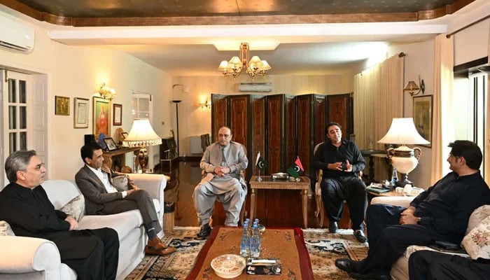 PPP leadership meets MQM-Ps Khalid Maqbool Siddiqui and Aamir Khan at Zardari House Islamabad. — Twitter/@MediacellPPP