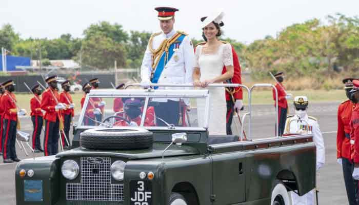 William, Kate bepergian dengan Land Rover Queen dan Pangeran Philip yang sama yang digunakan pada tahun 1962 di Jamaika