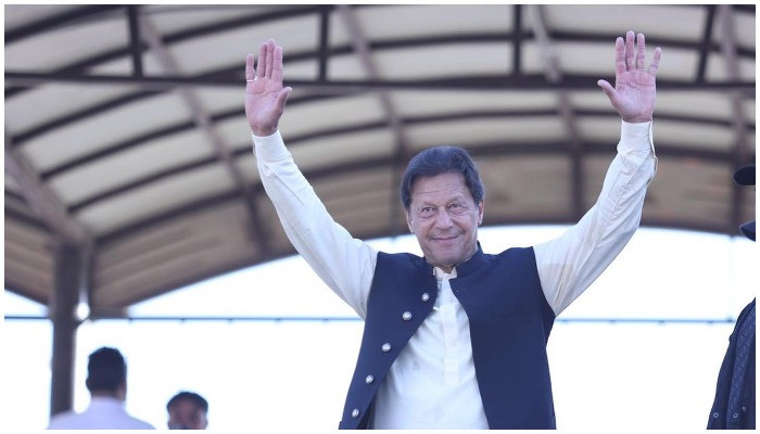 Akankah menggulingkan PM Imran Khan melemahkan demokrasi?