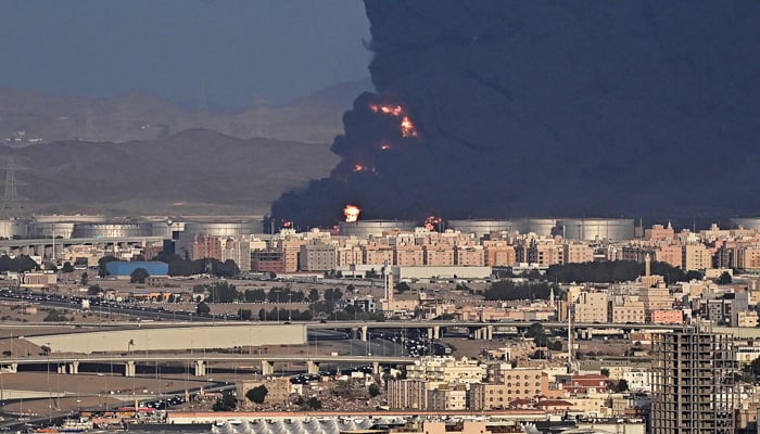 Smoke billows from an oil storage facility in Saudi Arabia´s Red Sea coastal city of Jeddah on March 25, 2022. — AFP