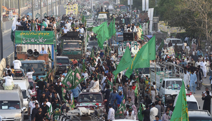 مسلم لیگ ن کے کارکن 26 مارچ 2022 کو لاہور سے اسلام آباد کی طرف حکومت مخالف مارچ میں حصہ لے رہے ہیں۔ — اے ایف پی