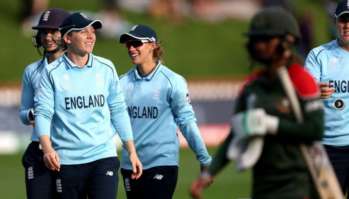England´s captain Heather Knight (L) celebartes with teammates after a win during the Women´s Cricket World Cup match between the England and Bangladesh at the Basin Reserve in Wellington. Photo: AFP