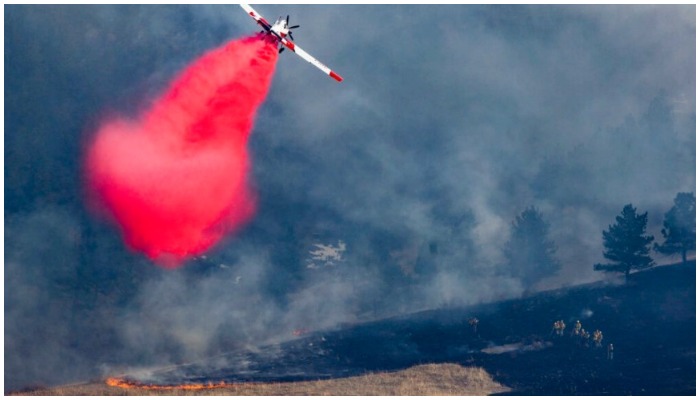 A plane drops retardant on a fire near Boulder, Colorado, on March 26, 2022. — Michael Ciaglo Getty Images/ AFP