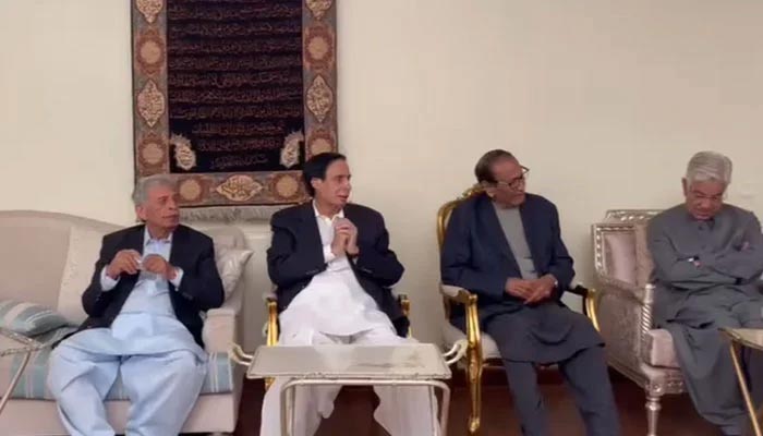 A PML-N delegation meets PML-Q leader Chaudhry Shujaat Hussain at his residence in Islamabad. —Screengrab
