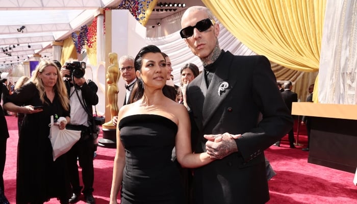 Kourtney Kardashian & Travis Barker rule the red carpet at 2022 Oscars
