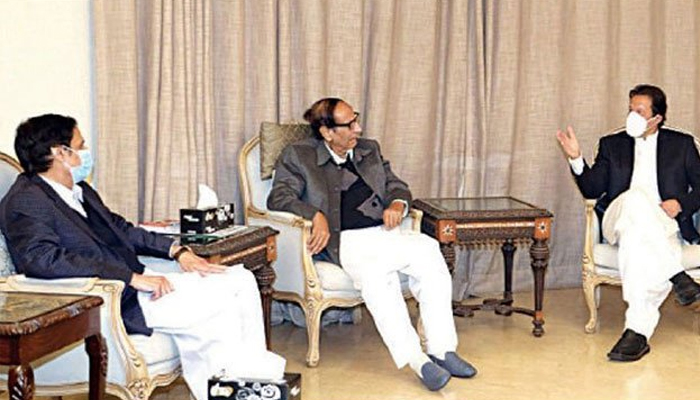 Punjab Assembly Speaker Chaudhry Pervaiz Elahi (left), PML-Q president Chaudhry Shujaat (centre), and Prime Minister Imran Khan (right) meet at the Chaudhry brothers residence in this undated photo. — Twitter/File