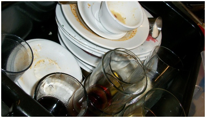 Image showing some dirty dishes and glasses sitting in a sink. — Pixabay/Chefkeem