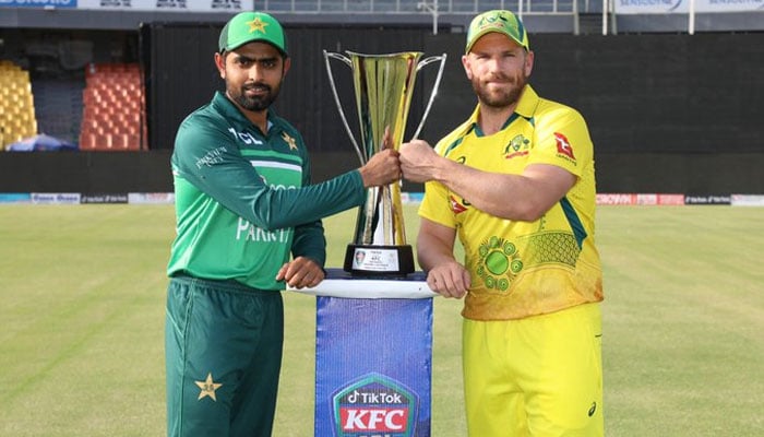 Pakistan skipper Babar Azam (L) and his Australian counterpart Aaron Finch unveilPakistan vs Australia ODI Series 2022 trophy at the Gaddafi Stadium. — Twitter/TheRealPCB