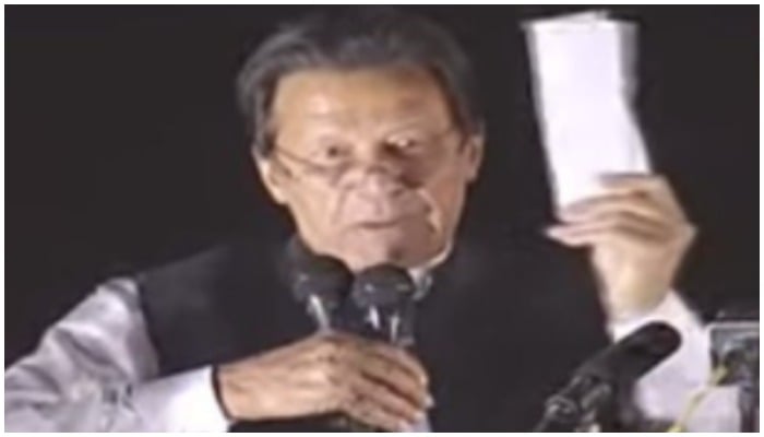 Screengrab of Prime Minister Imran Khan flashing a letter at PTI rally at Parade Ground on March 27, 2022. Photo: Twitter