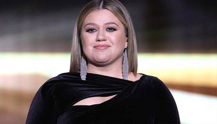 Kelly Clarkson ‘a new woman’ after finalizing name change after divorce