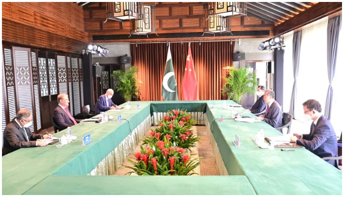 FM Qureshi and his Chinese counterpart hold a meeting. Photo: Radio Pakistan