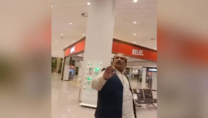 Pekerja PTI melecehkan Kanwar Naveed Jameel MQM-P di bandara Islamabad, klaim Faisal Subzwari
