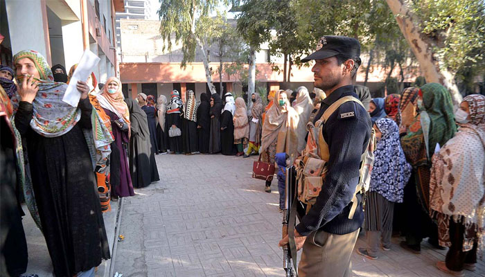 A security personnel stands alert to guard the local government elections 2021-22 at Frontier College Polling Station in KP. Photo — APP