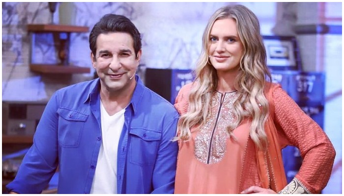 Wasim Akram (L) and Shaniera Akram (R) pose for a picture. Photo: Instagram/ @wasimakramliveofficial