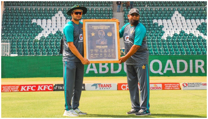 Usman Qadir receives plaque from Saqlain Mushtaq. Photo: PCB