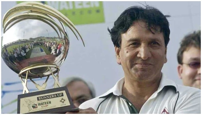 Legendary Pakistani leg-spinner Abdul Qadir receives a trophy. Photo: AFP/ file