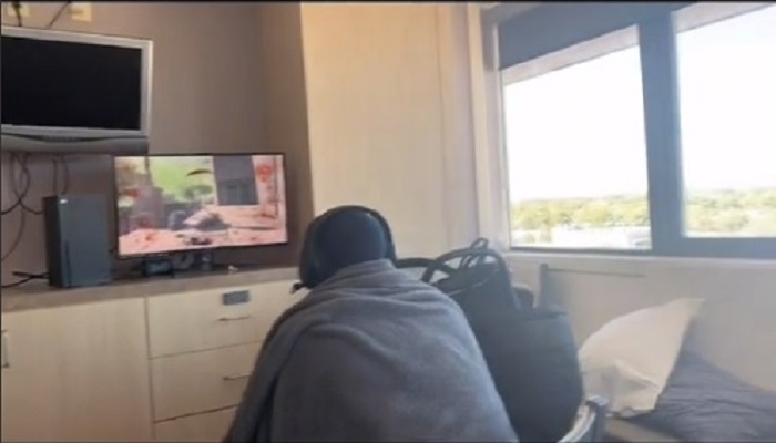 A man plays video games while working.—TikTok/@amberscxtt screenshot