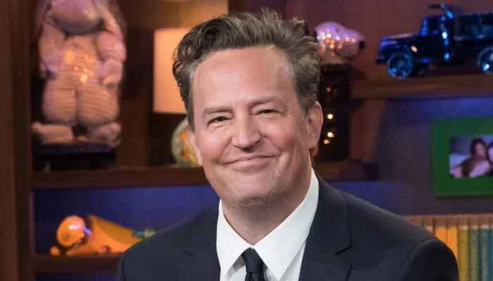 Teman bintang Matthew Perry bereaksi terhadap pensiun Bruce Willis dari akting