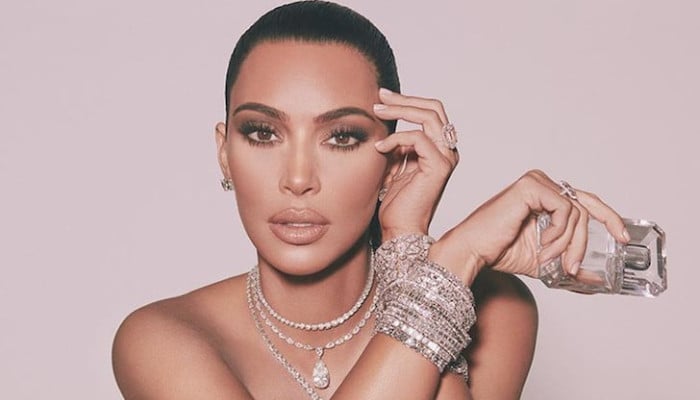 Kim Kardashian mengumumkan peluncuran kembali KKW di tengah perceraian Kanye West yang berantakan