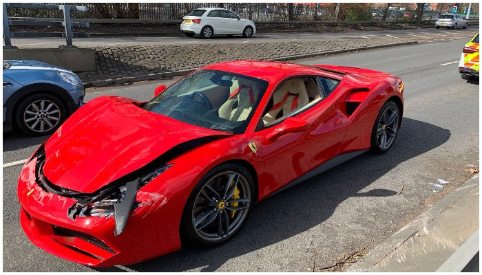 Seorang pria membeli Ferrari baru, jatuh setelah mengendarainya sejauh 3,2 kilometer