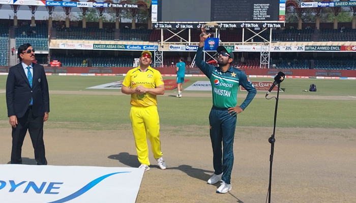 Kapten Pakistan Babar Azam bersama dengan kapten Australia Aaron Finch selama lemparan untuk ODI ketiga.  -PCB