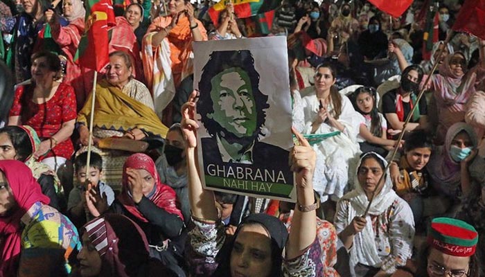 وزیراعظم عمران خان کے حامی یکم اپریل 2022 کو کراچی، پاکستان میں پاکستان کی حکمراں تحریک انصاف پارٹی کے زیر اہتمام ایک ریلی میں حصہ لے رہے ہیں۔  - AN/ فائل