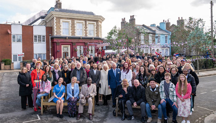 Pangeran Charles, Camilla melakukan kunjungan khusus ke set ‘EastEnders’