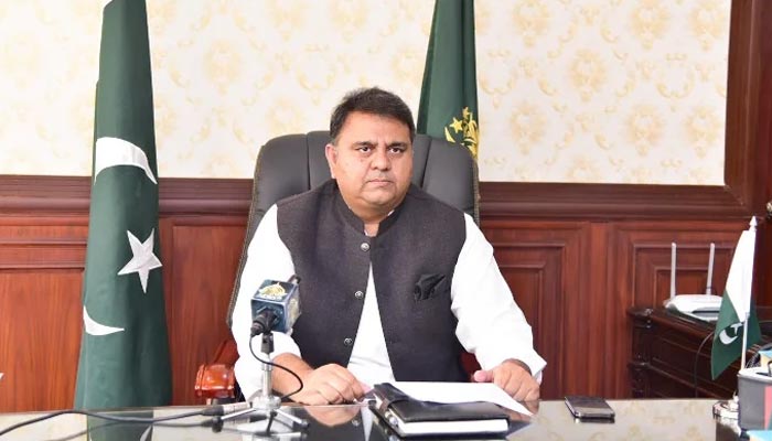 پاکستان کے وزیر اطلاعات و نشریات فواد چوہدری وفاقی کابینہ کے اجلاس میں کیے گئے فیصلوں سے میڈیا کو آگاہ کر رہے ہیں۔ - پی آئی ڈی / فائل