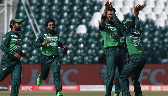 Pakistan´s Shaheen Afridi (2R) celebrates with teammates the wicket of Australia´s Travis Head (not pictured) during the third and final one-day international (ODI) cricket match between Pakistan and Australia at the Gaddafi Cricket Stadium in Lahore on April 2, 2022. — AFP