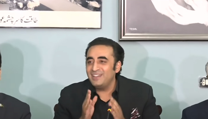 پی پی پی کے چیئرمین بلاول بھٹو زرداری 2 اپریل 2022 کو اسلام آباد میں ایک پریس کانفرنس سے خطاب کر رہے ہیں۔ - ہم نیوز کے ذریعے اسکرین شاٹ