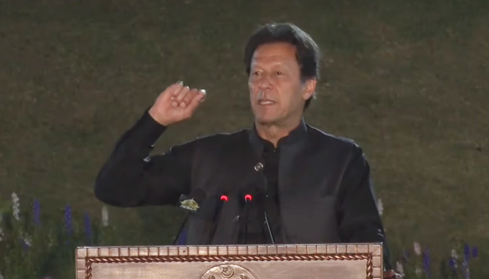 وزیر اعظم عمران خان 2 اپریل 2022 کو اسلام آباد میں وزیر اعظم ہاؤس میں حکومتی نائبین کے لیے عشائیہ کی تقریب سے خطاب کر رہے ہیں۔  - YouTube/PTV
