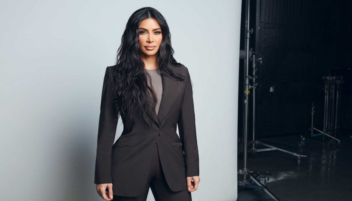 Ansambel yang terinspirasi dari ruang sidang Kim Kardashian membuat internet terbakar