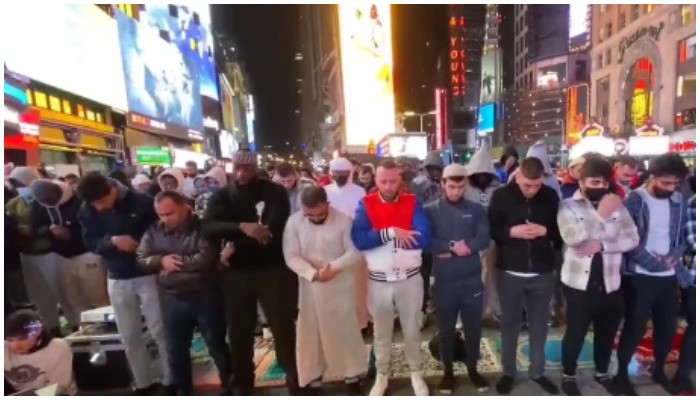 Muslim menawarkan tarawih untuk pertama kalinya di Times Square New York