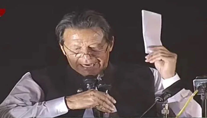 Prime Minister Imran Khan flashing the controversial threat letter during PTIs jalsa at Parade Ground on March 27, 2022. — YouTube Screengrab/File