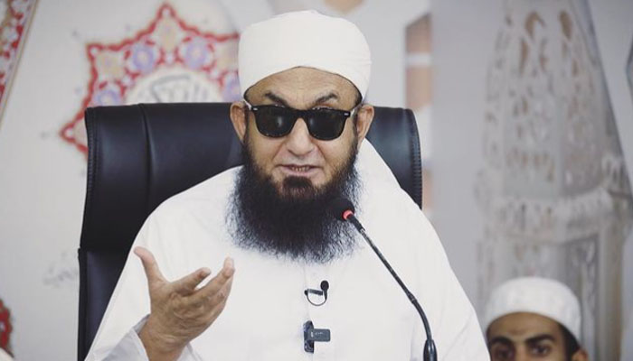 Maulana Tariq Jamil giving lectures to students. Photo— Maulana Tariq Jamil Instagram