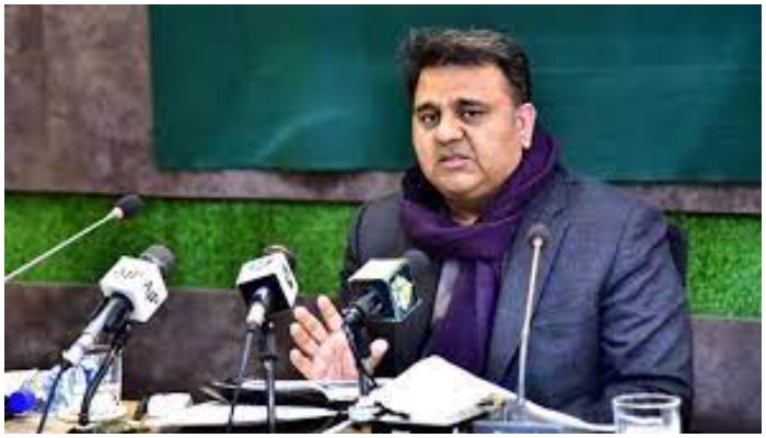 Fawad Chaudhry, journalists have altercation outside SC