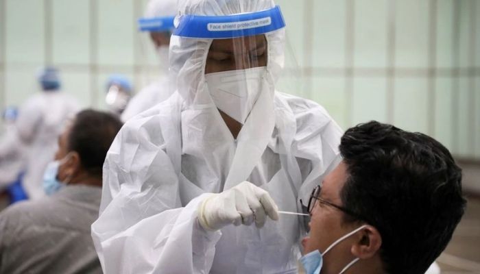 A medical worker collects a swab sample from a man to be tested for the coronavirus disease (COVID-19) in Kuala Lumpur, Malaysia, May 11, 2021. — Reuters/Lim Huey Teng