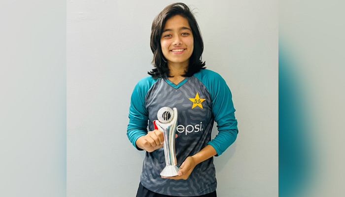 Fatima Sana menerima piala ICC Women’s Emerging Cricketer of the Year 2021