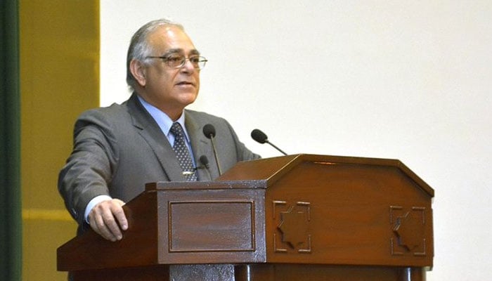 Lt Gen (retd) Tariq Khan addressing the National Defence University (NDU) as a guest speaker on June 18, 2018. — NDU website