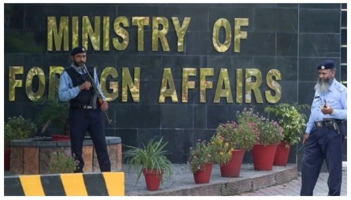 Security guards stand outside the Ministry of Foreign Affairs in Islamabad. — AFP/File