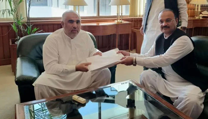 PTI Chief Whip in National Assembly Malik Amir Dogar (right) submits a reference against 20 dissident MNAs to Speaker Asad Qaiser. — Twitter/NAofPakistan